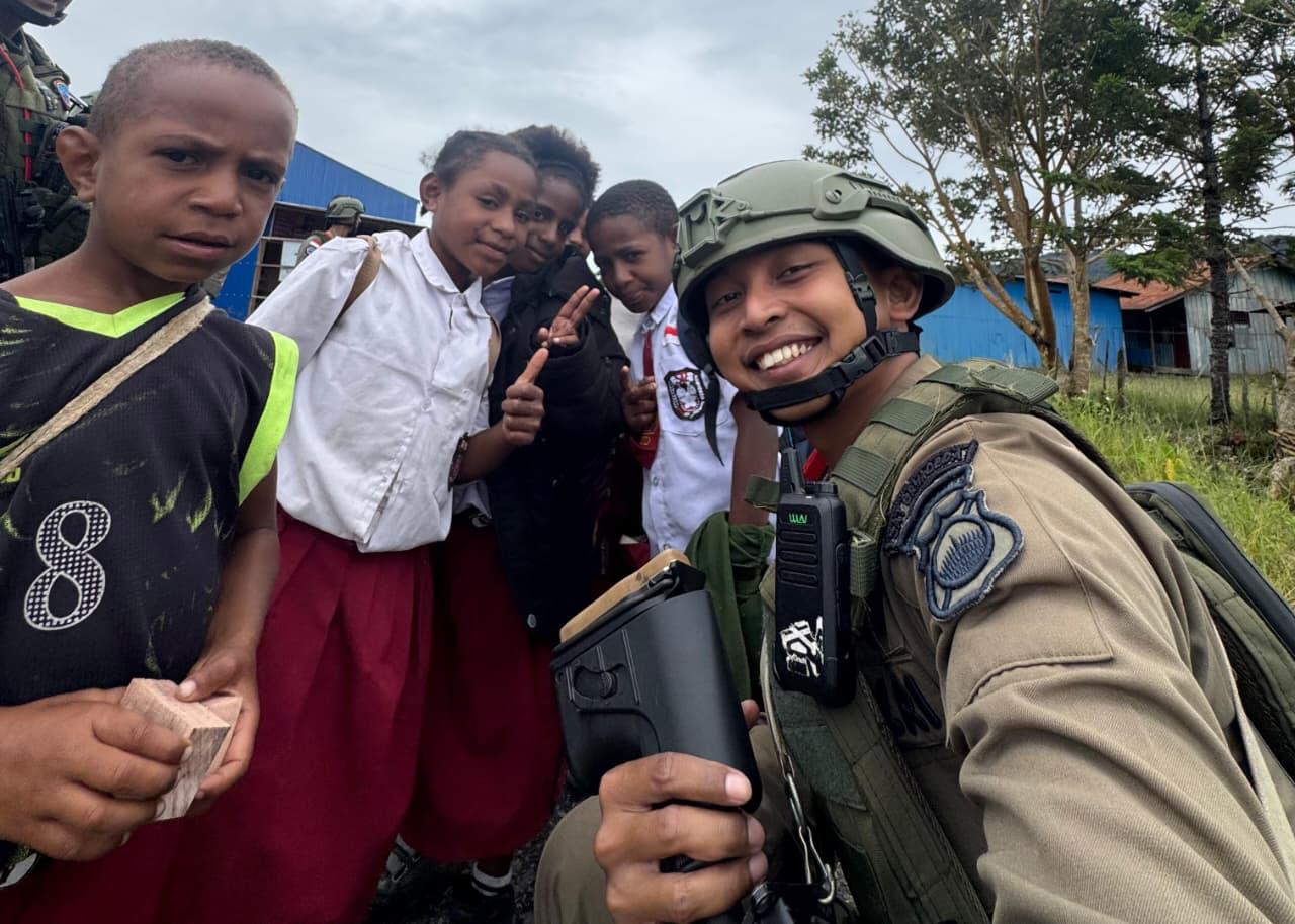 Patroli Humanis Satgas Ops Damai Cartenz di Kampung Kabiding, Kehangatan Warga dan Tawa Anak-Anak Warnai Pagi di Oksibil