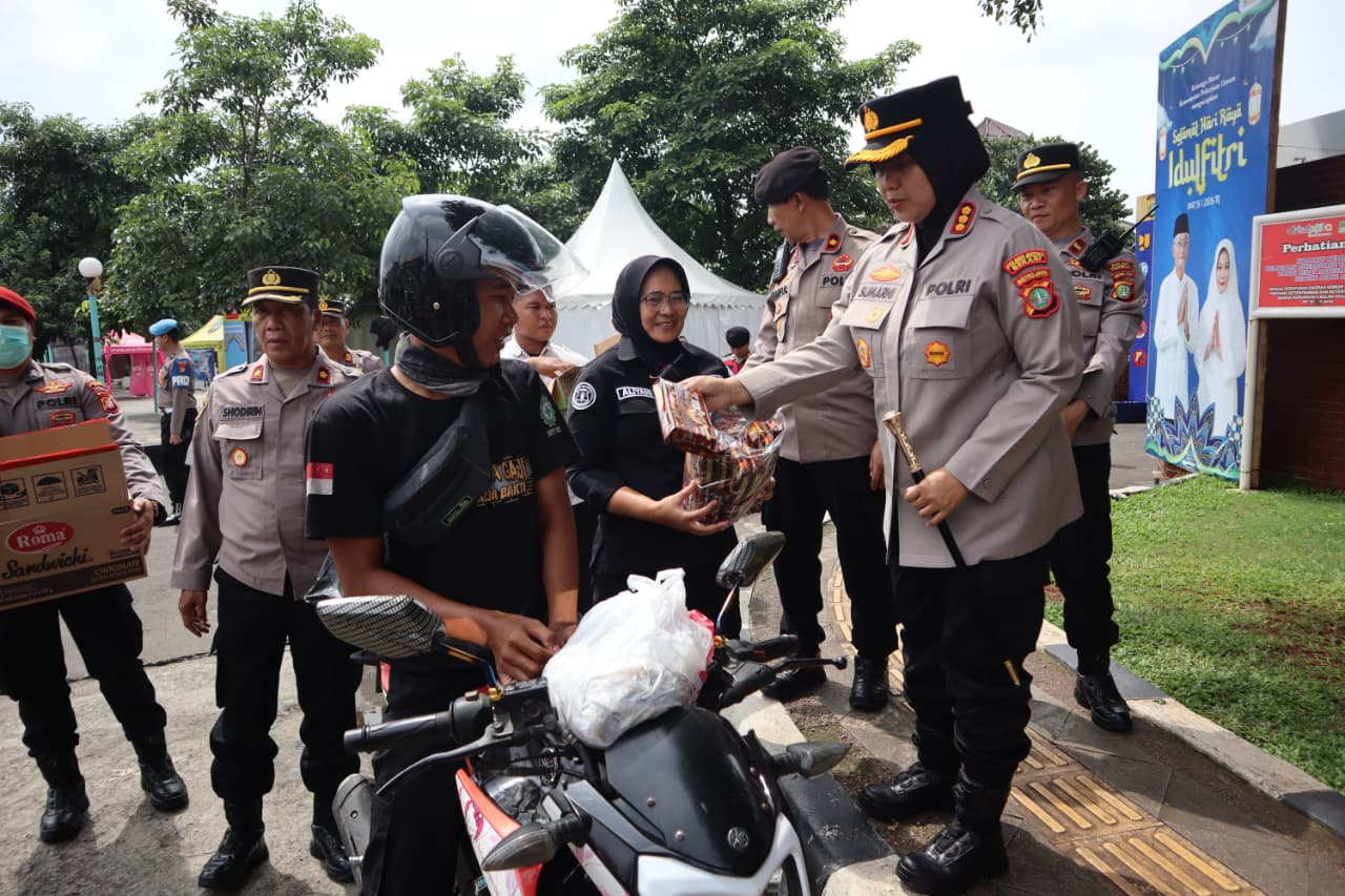 Kapolres Metro Bekasi Tinjau Arus Balik di Pos Terpadu Gedung Juang, Bagikan Snack untuk Masyarakat