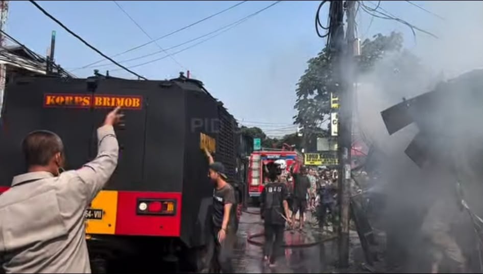 Brimob Polda Metro Jaya Bantu Padamkan Kebakaran Dua Kios di Ciputat