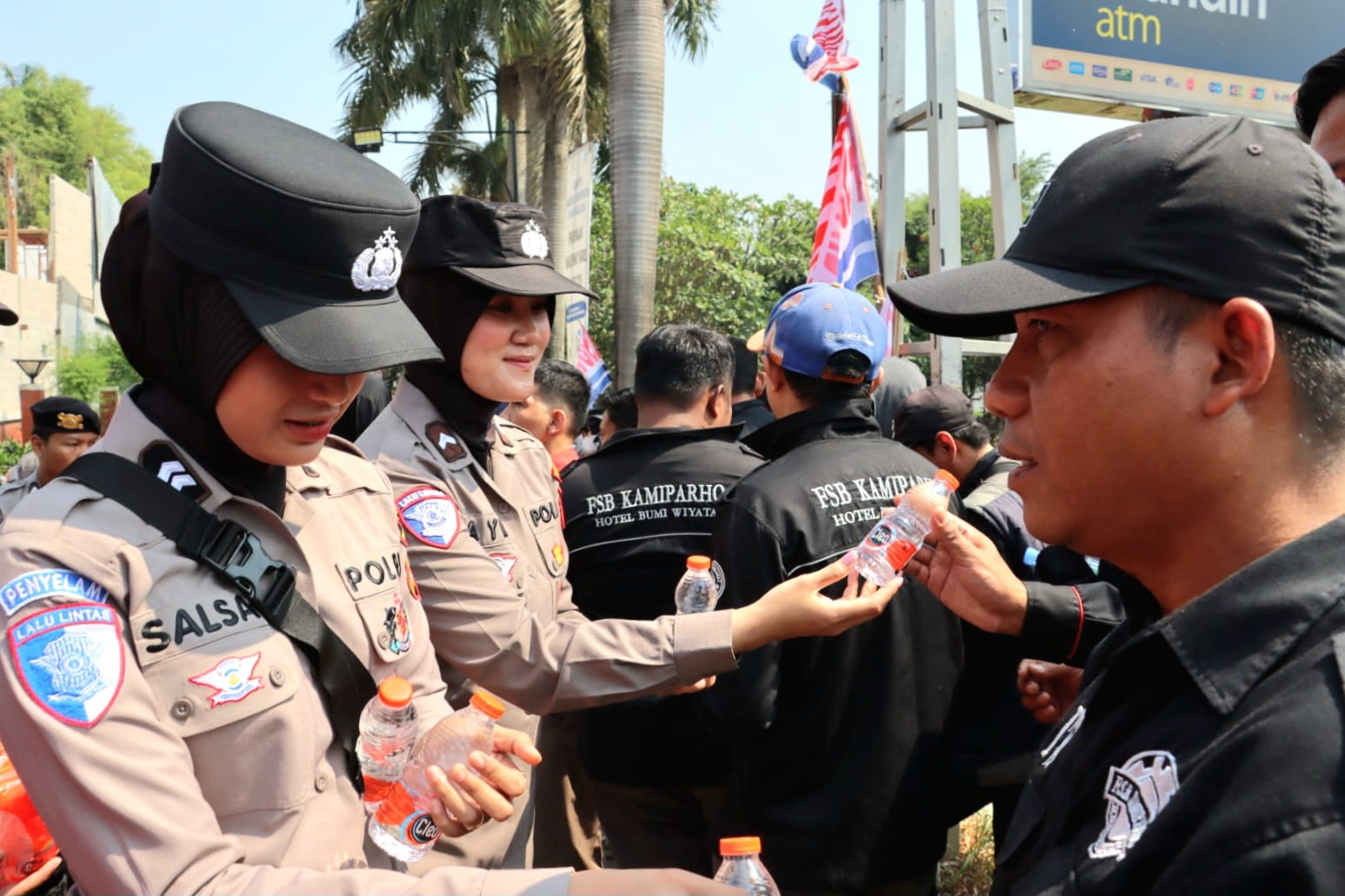 Kapolres Metro Depok Pimpin Pengamanan Aksi Unjuk Rasa Karyawan Hotel Bumi Wiyata, Polwan Bagikan Air Mineral kepada Massa Aksi