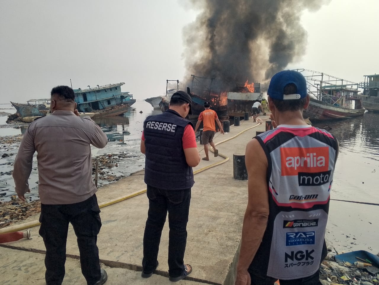 Tiga Kapal Terbakar di Dermaga Kaliadem Muara Angke, Polisi Amankan Lokasi