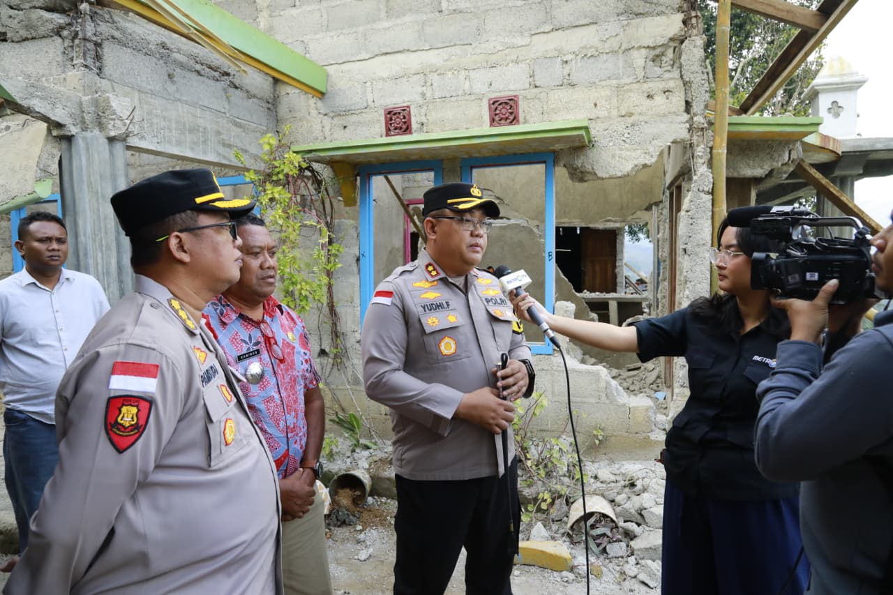 DI TENGAH MASJID YANG TERDAMPAK GEMPA, GOTONG ROYONG POLRI HADIR UNTUK WARGA ENDE